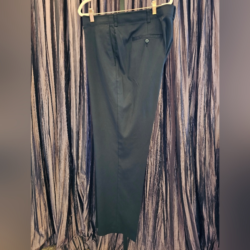 PGA Tour Men's Golf Pants. Black. 42x32. Flat Front.  Like New!